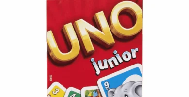 Uno Junior, como el juego dlásico de cartas pero infantil. Juego de mesa para niños